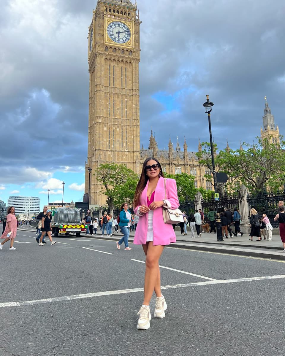 Stephanie Noguera con blazer rosa frente al Big Ben en Londres