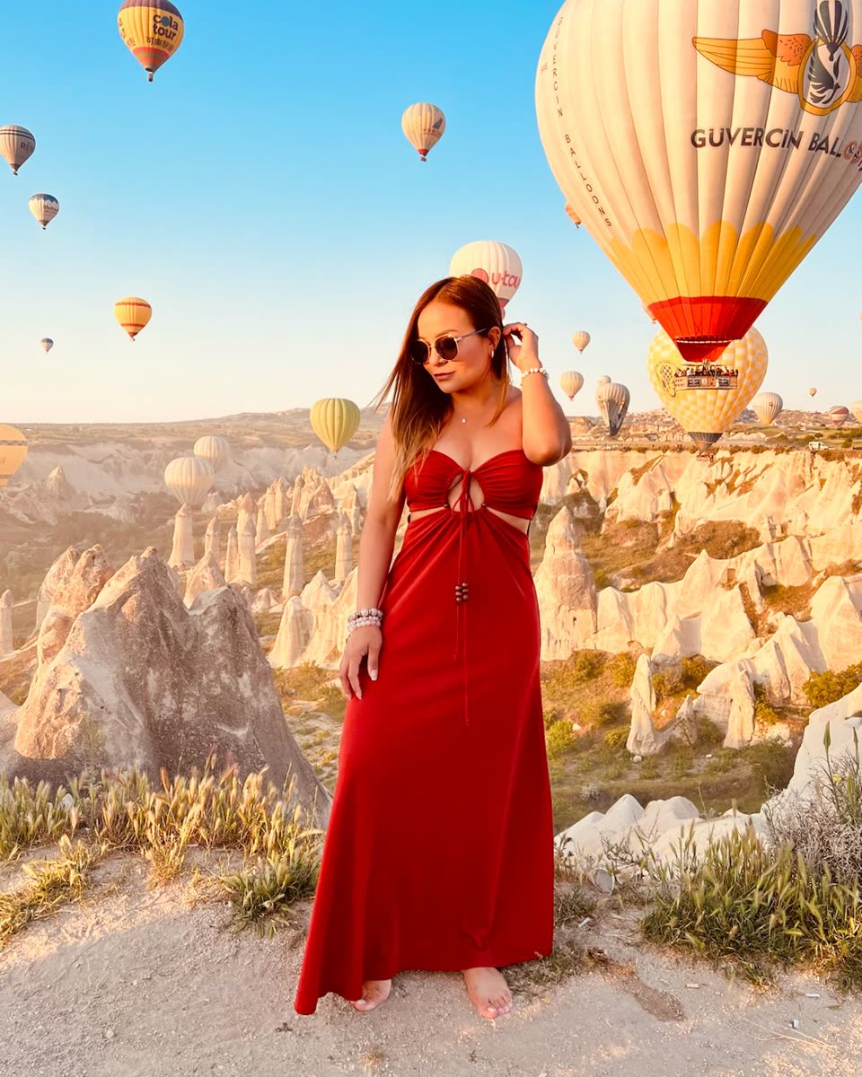 Stephanie Noguera de cuerpo completo con vestido rojo largo en Capadocia