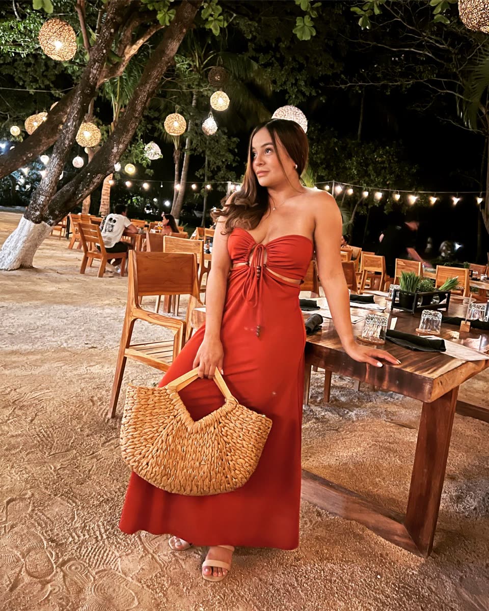 Stephanie Noguera con vestido rojo largo