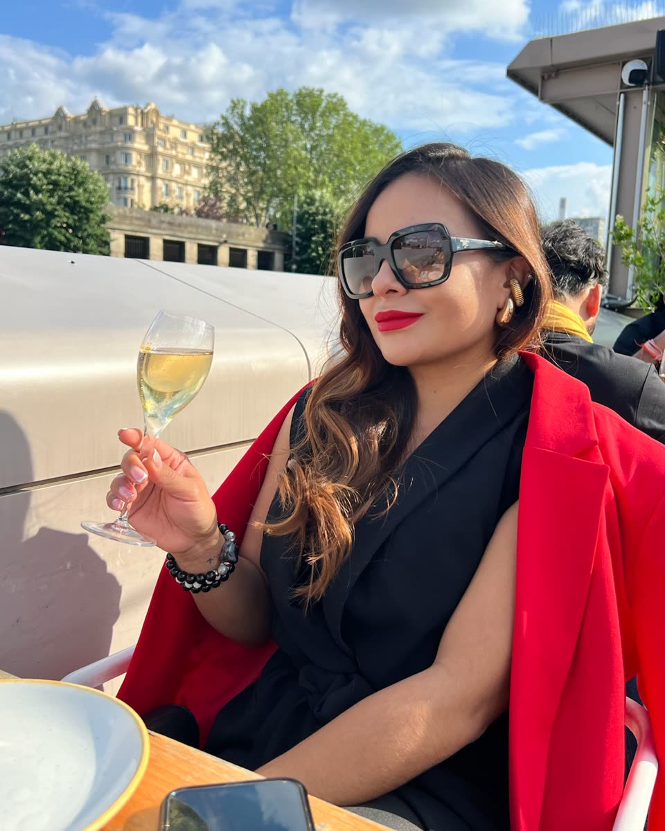 Stephanie Noguera con blazer rojo en una terraza