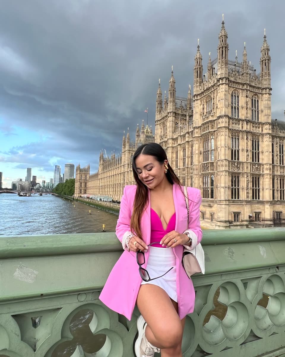 Stephanie Noguera con blazer fucsia junto al Támesis en Londres